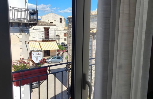 Giuliana Apartment | Room 'Federico 2°' with Mountain View, Wi-Fi and Air Conditioning