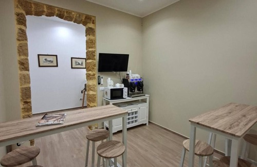 Corso dei Mille - Sant'Erasmo Apartment | Room 'Ferrovia' with Balcony, Wi-Fi and Air Conditioning