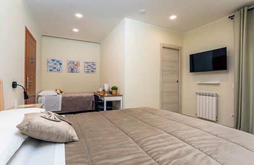 Misterbianco Bed & Breakfast | Room 'Limone' with Mountain View, Wi-Fi and Air Conditioning