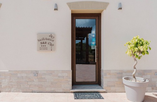 Rilievo Apartment | Room 'Maidda' with Shared Garden, Wi-Fi and Air Conditioning