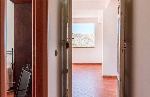 Montallegro Apartment | Room 'Monte Suso' with sea view, shared terrace and air conditioning