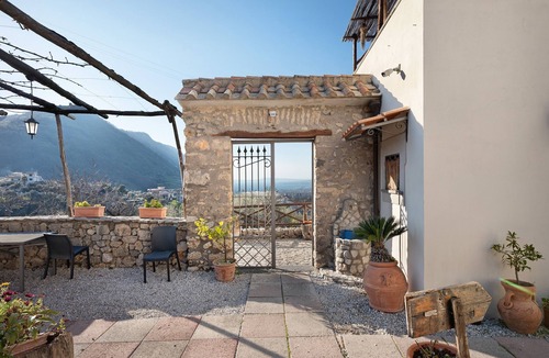 Gragnano Apartment | Room 'Pompei Con Vista Montagna' with Shared Terrace, Shared Garden and Wi-Fi