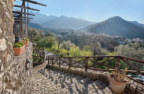 Gragnano Apartment | Room 'Pompei Con Vista Montagna' with Shared Terrace, Shared Garden and Wi-Fi