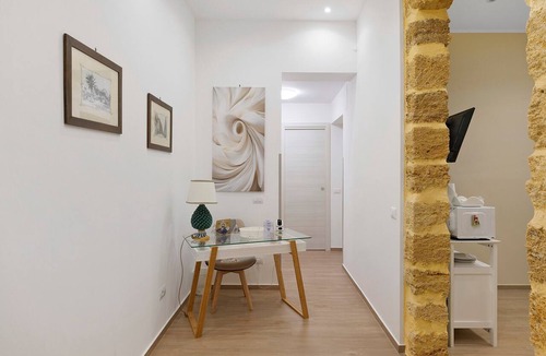 Corso dei Mille - Sant'Erasmo Apartment | Room 'Stazione' with Balcony, Wi-Fi and Air Conditioning