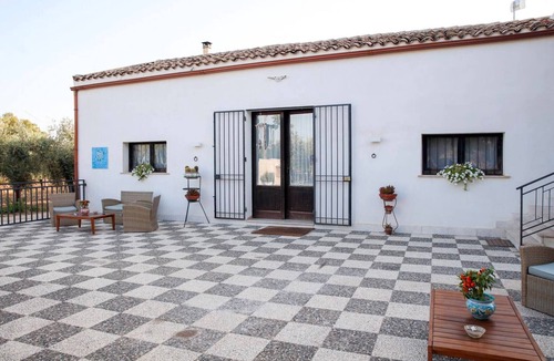 Castelvetrano Apartment | Room 'Ulivi' with shared garden, Wi-Fi and air conditioning