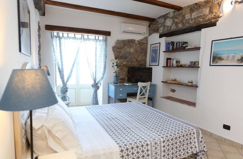Old Town House | Room with balcony and beautiful sea view in the old town