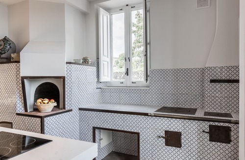 Ragalna House | Sciaraviva, characteristic Sicilian house surrounded by an organic vineyard.