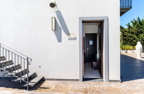 Mazzarino Apartment | 'Sciauru' Room with Shared Outdoor Pool, Wi-Fi and Air Conditioning