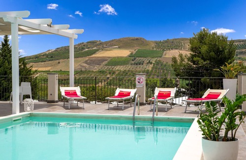 Mazzarino Apartment | 'Sciauru' Room with Shared Outdoor Pool, Wi-Fi and Air Conditioning