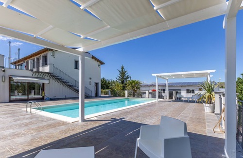 Mazzarino Apartment | 'Sciauru' Room with Shared Outdoor Pool, Wi-Fi and Air Conditioning