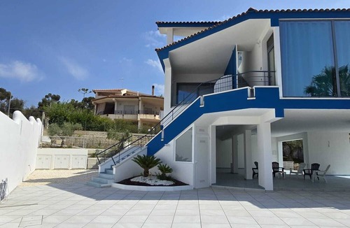 Sciacca Apartment | SCIROCCO a300mt from the sea SeaMoonCaseVacanze offers elegant apartment in villa