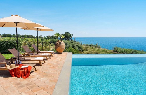 Archi Villa | Sea front villa with pool and tennis court - DiCasaInSicilia