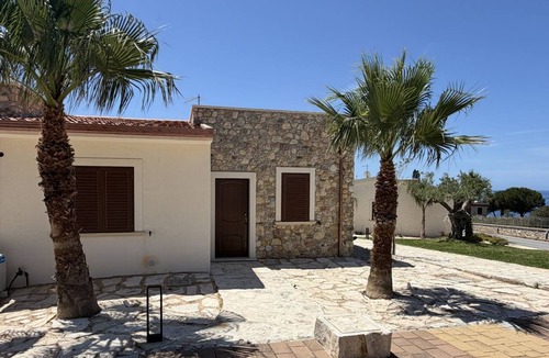 Bonifati Apartment | Sea-view apartment with a pool
