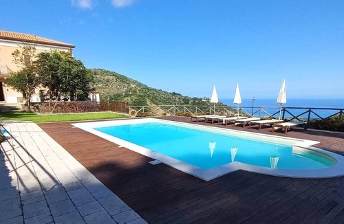 Capri Leone Bed & Breakfast | Sea view room with swimming pool at Villa Tecla