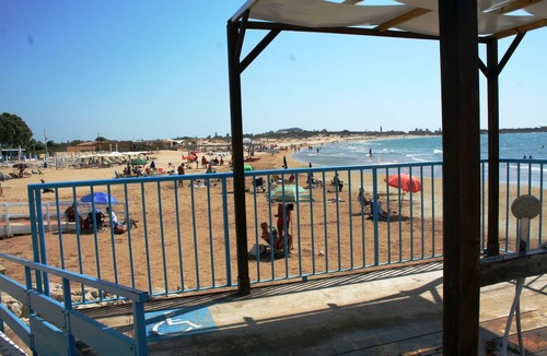 Marina di Modica House | seafront, porch, garden, air conditioning, satellite TV, internet, dog welcome