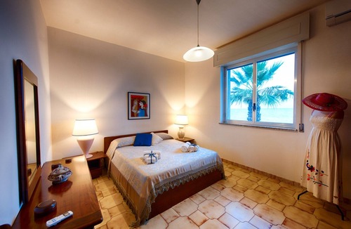 Marina di Modica House | Seafront, sea view, air conditioning, veranda, garden, 6 persons, Internet