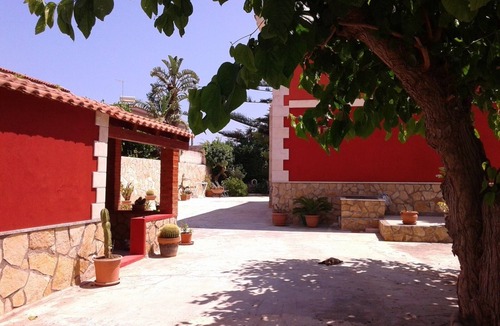Granelli House | Seafront villa with direct access to the beach