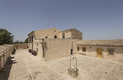 Chiaramonte Gulfi House | Sicilian Villa with Manor House and the cottages, swimming pool, tennis, 8 accommodations.