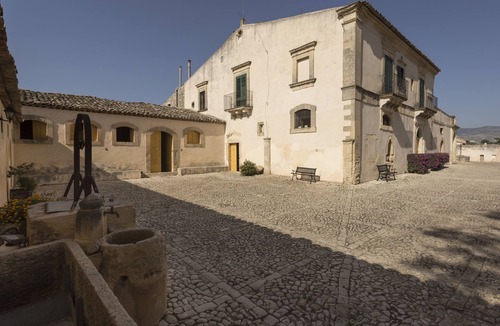 Chiaramonte Gulfi House | Sicilian Villa with Manor House and the cottages, swimming pool, tennis, 8 accommodations.