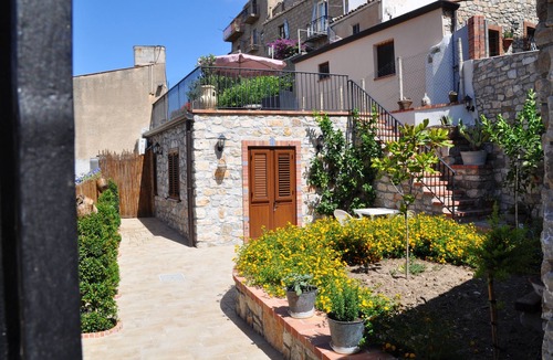 Caccamo Villa | Small villa in the historic center