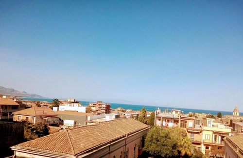 Coste Apartment | Sole, Mare & Etna, Appartamento con parcheggio privato e balconi con vista mare & Etna
