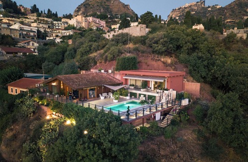Spisone Villa | Soothing suites in villa with swimming pool and sea view in Taormina, Sicily