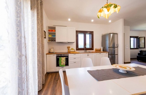 Montesilvano Villa | Spacious and charming 90-square-meter villa with a large garden of approximately 200 square meters equipped with a barbecue, perfect for five people and four-legged friends.The property is located in a very quiet area of ​Montesilvano, perfect for e