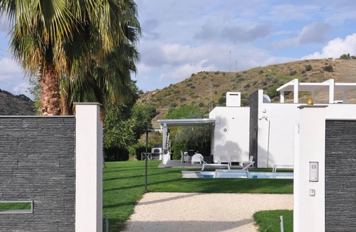Leonforte House | Spacious holiday home in Leonforte with swimming pool
