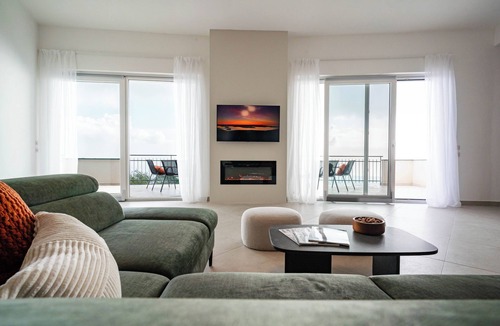Mascali Villa | Spacious villa with views of the sea, the Etna volcano, mountains and Taormina.