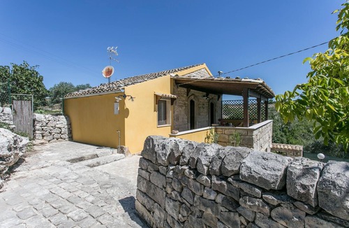 Pietre Nere San Zagaria House | Stone house in the middle of the characteristic landscape around Modica.
