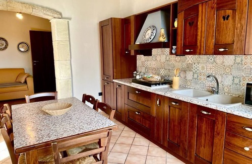 Avola House | Strelitzia house with heated swimming pool from December 2024 and garden