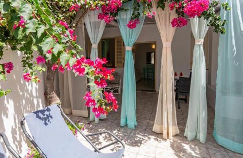 San Vincenzo Hotel | Stromboli Central Family Apartment - 3 Double Rooms
