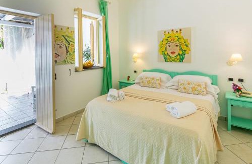 San Vincenzo Hotel | Stromboli Central Family Apartment - 3 Double Rooms