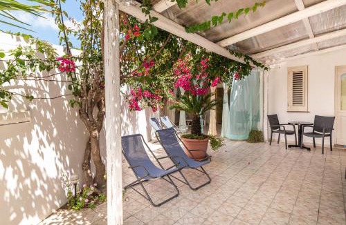San Vincenzo Hotel | Stromboli Central Family Apartment - 3 Double Rooms
