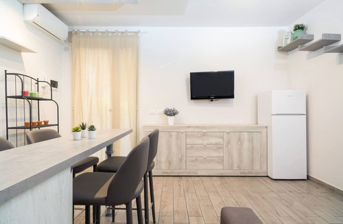Chianchitta-Trappitello Apartment | Studio Apartment "Monolocale Glicine" with Balcony & A/C
