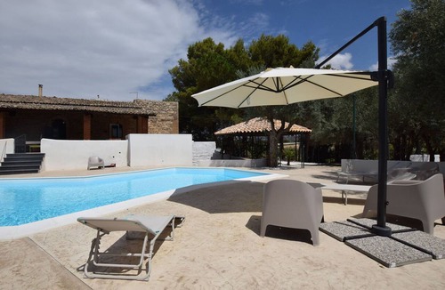 Chiaramonte Gulfi Villa | Stunning private villa for 10 guests with private pool, A/C, WIFI, TV, patio and pets allowed