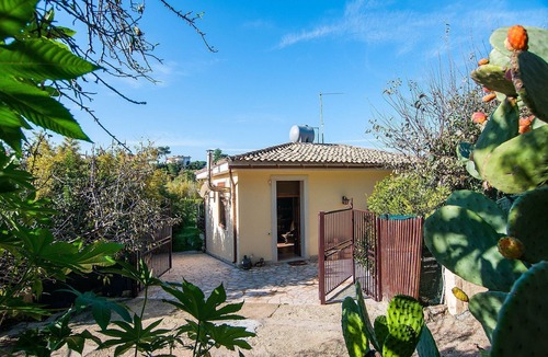 Noto Marina House | Stunning private villa for 6 people with WIFI, A/C, TV, terrace and pets allowed