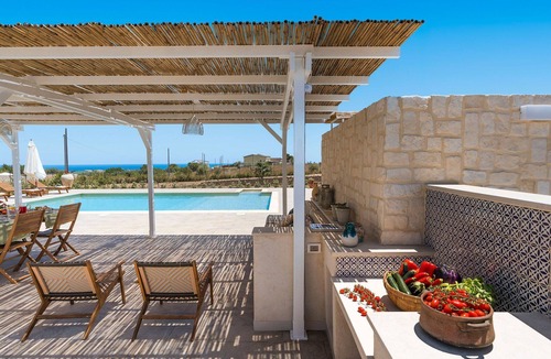 Pachino Villa | Stunning private villa for 4 people with private pool, WIFI, A/C, TV, terrace and panoramic view