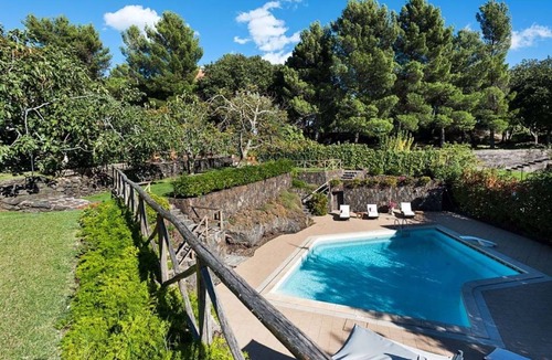 Ragalna House | Stunning private villa for 4 guests with A/C, WIFI, private pool, TV and terrace