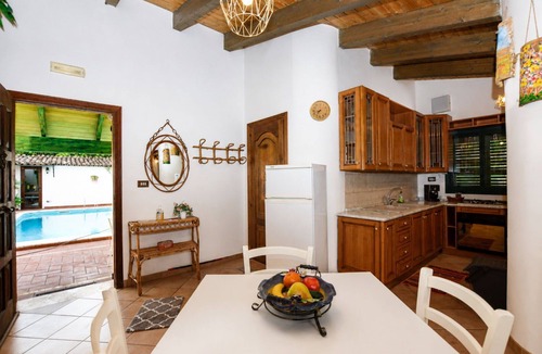 Chiaramonte Gulfi Villa | Stunning villa for 8 guests with WIFI, A/C, private pool, TV, veranda and panoramic view