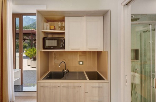 Piazza-Tralia-Pendolo Apartment | "Sunshine" Apartment with Sea View, Wi-Fi, and Air Conditioning