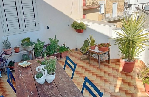 Niscemi Apartment | The attic of the sculptor