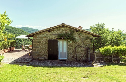 Greve in Chianti Apartment | The Barn apartment in farmhouse with swimming pool surrounded by greenery