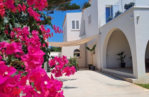 Pizzolungo Apartment | The Captain's abode - House in villa by the sea with terrace overlooking Egadi islands