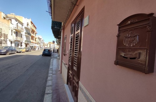 San Nicola l'Arena Apartment | The Green Arch, located in the center of the seaside village of San Nicola l'Arena