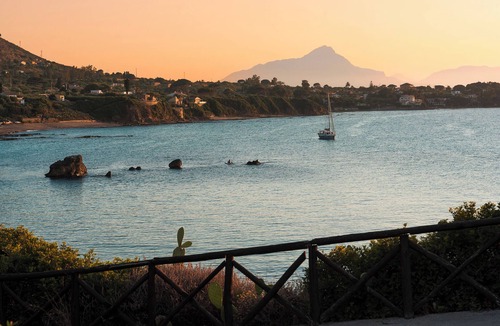 Mazzaforno Apartment | Tower of the 7 friars - Tower in Cefalu with direct access to the beach