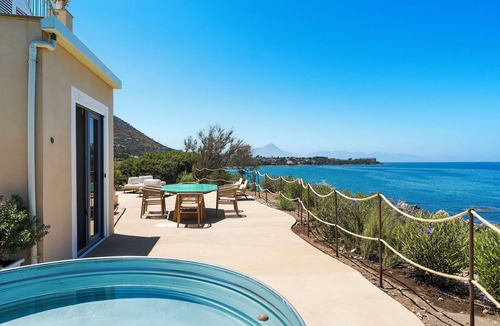 Mazzaforno Apartment | Tower of the 7 friars - Tower in Cefalu with direct access to the beach