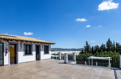 Mazzarino Apartment | Tramuntana Room with Shared Pool, Terrace, and Wi-Fi