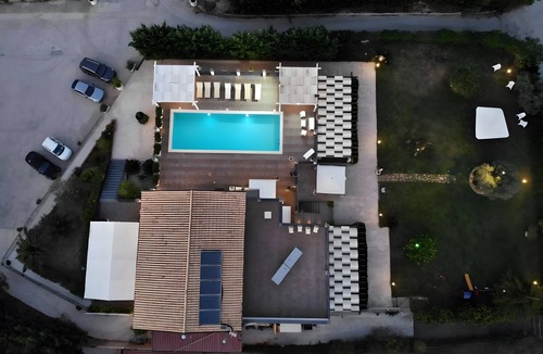 Mazzarino Apartment | Tramuntana Room with Shared Pool, Terrace, and Wi-Fi