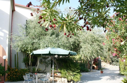 Noto House | Two-room apartment with internal veranda, two steps away from known, surrounded by greenery